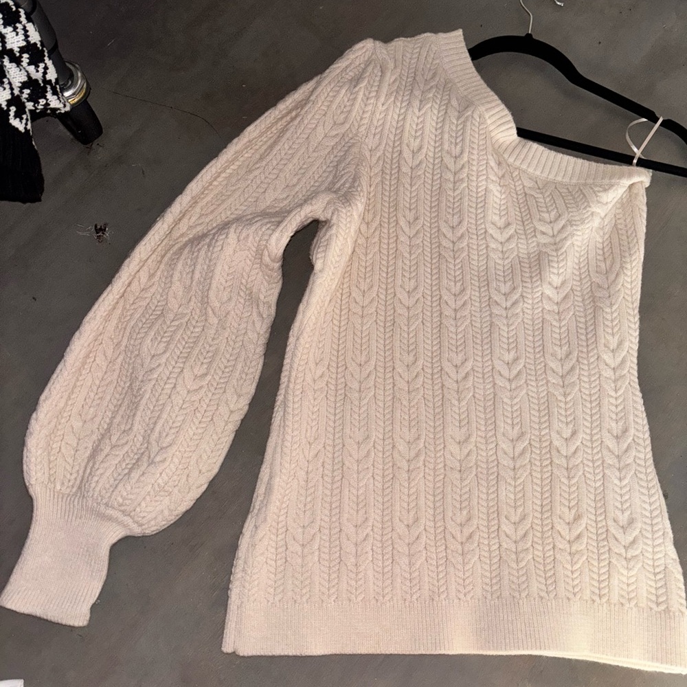 Off-Shoulder Cream colored cable knit Sweater💓 NWT size Large